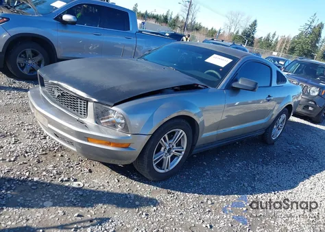 2008 Ford Mustang V6 Deluxe/V6 Premium z USA, uszkodzony, nr VIN 1ZVHT80N285138266